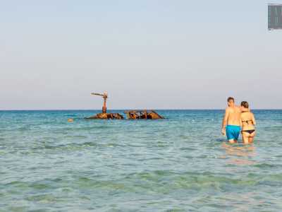 Torniamo verso la riva, mentre una coppietta sta compiendo a piedi il tragitto inverso, favorita dal basso livello del mare